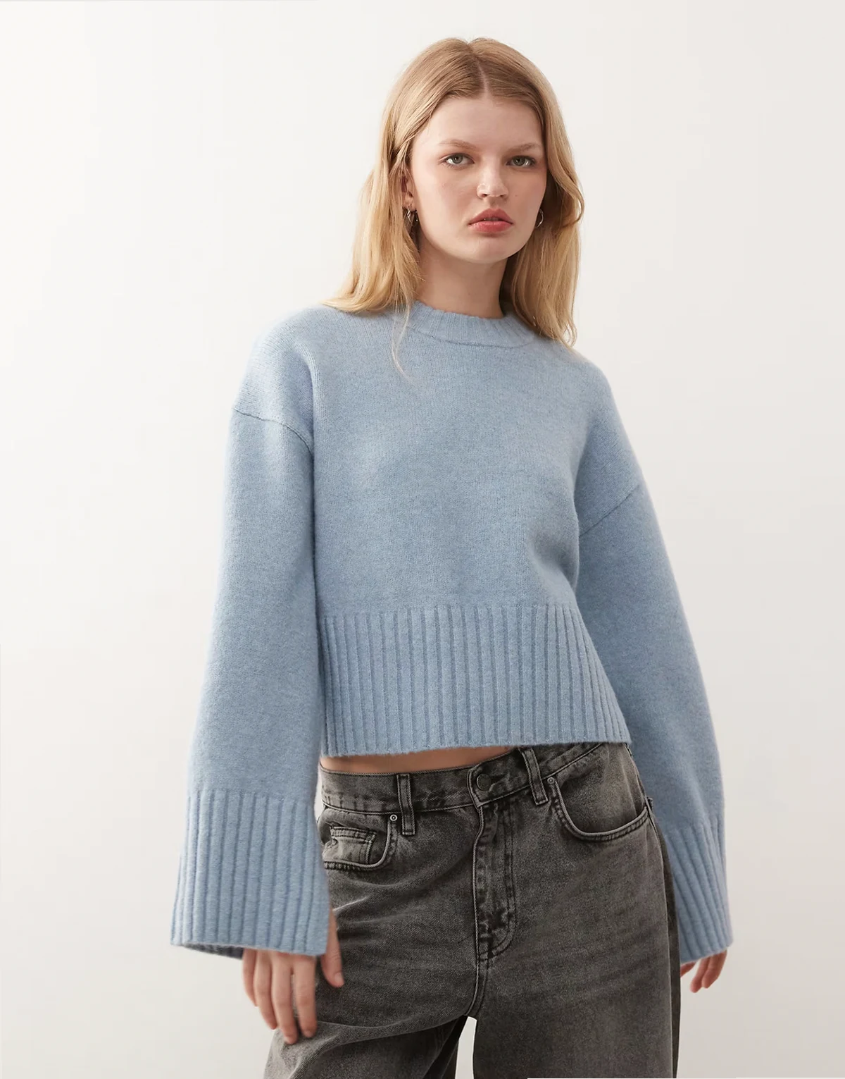 – Strickpullover in Staubblau mit Rundhalsausschnitt