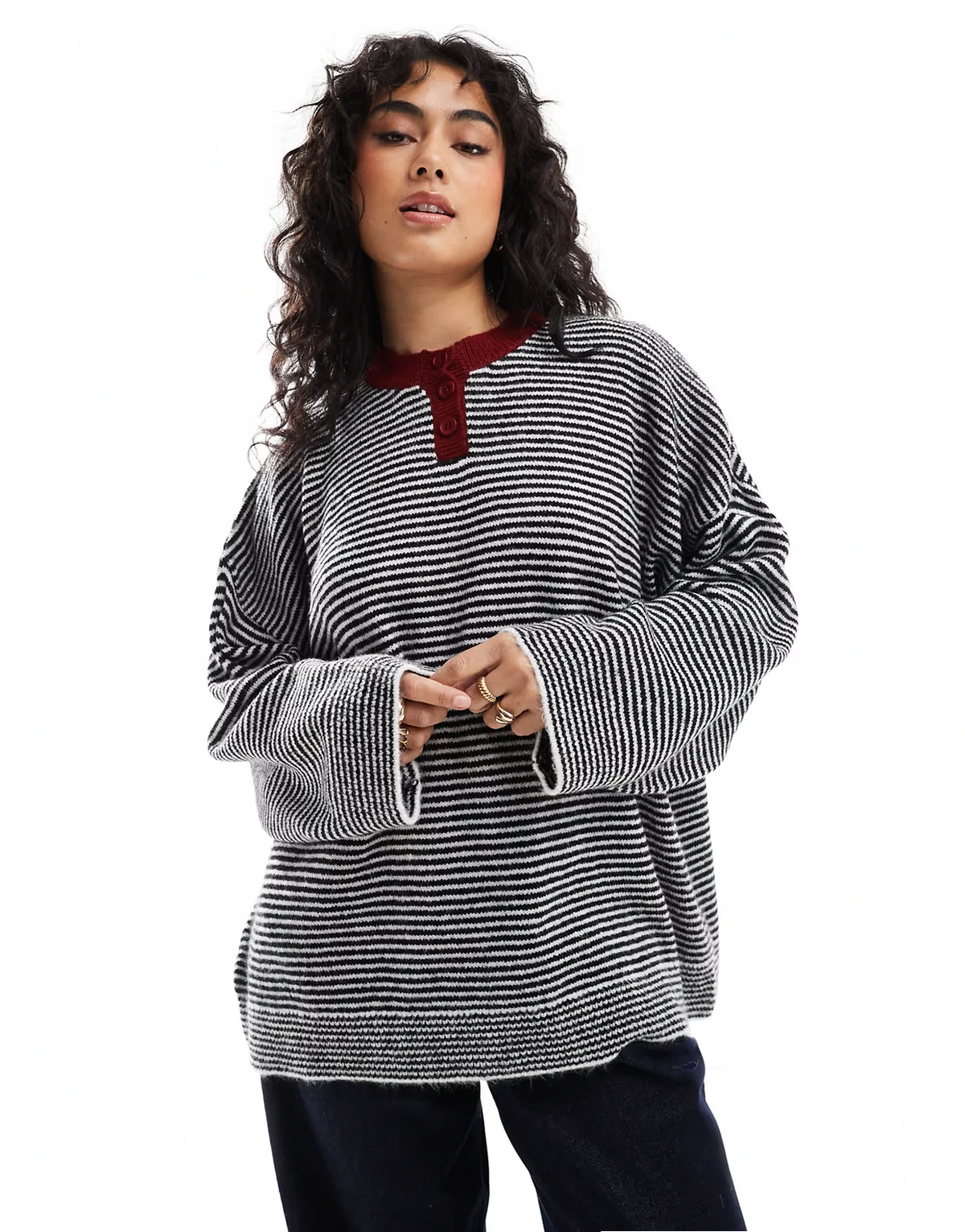 – Dzianinowy sweter oversize w paski z dekoltem henley i kontrastową plisą