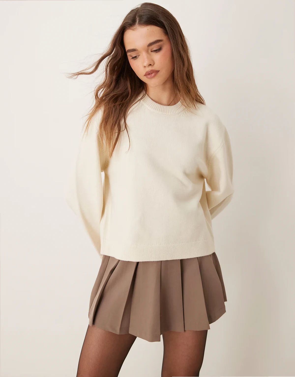 – Strickpullover in Creme mit Rundhalsausschnitt und weiten Ärmeln