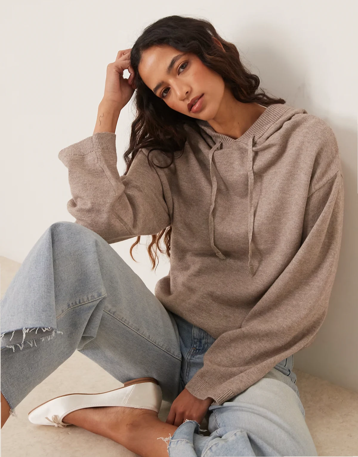 – Gestrickter Kapuzenpullover in geripptem Braun