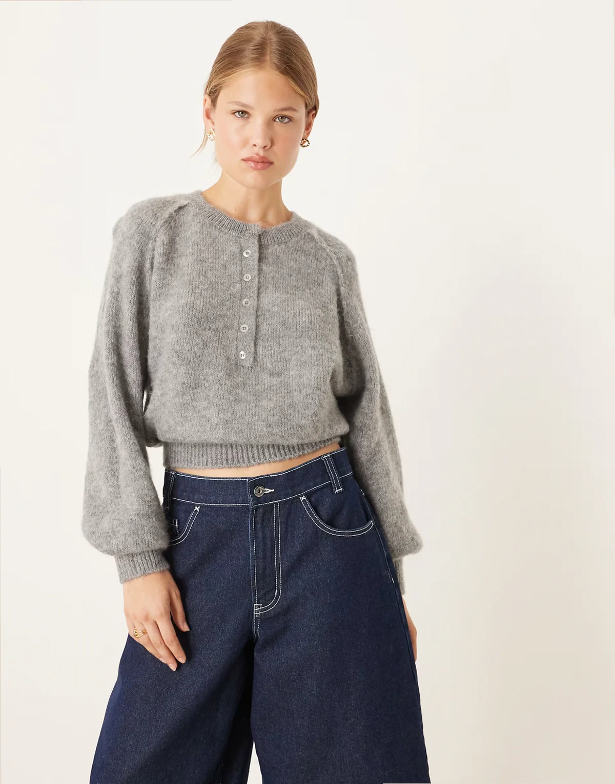 – Grafitowy sweter z dekoltem henley i obszernymi rękawami z obcisłym mankietem