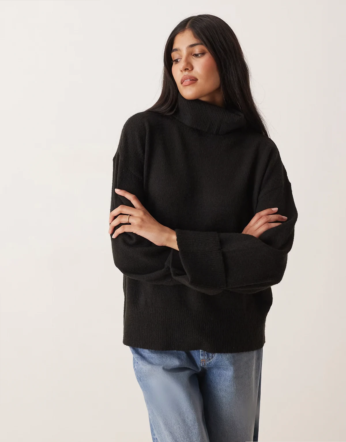 – Strickpullover in Schwarz mit Rollkragen und verzierten Bündchen