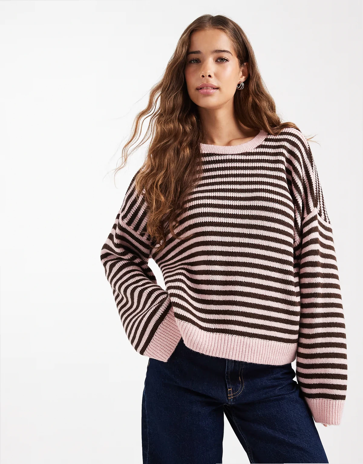 – Sweter oversize w różowo-czekoladowe paski