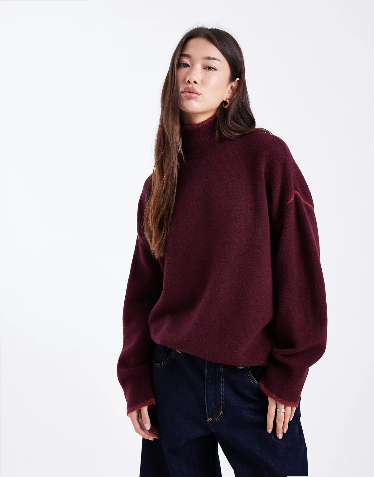 – Hochgeschlossener Strickpullover in Burgunderrot mit farblich abgesetzten Zierstreifen