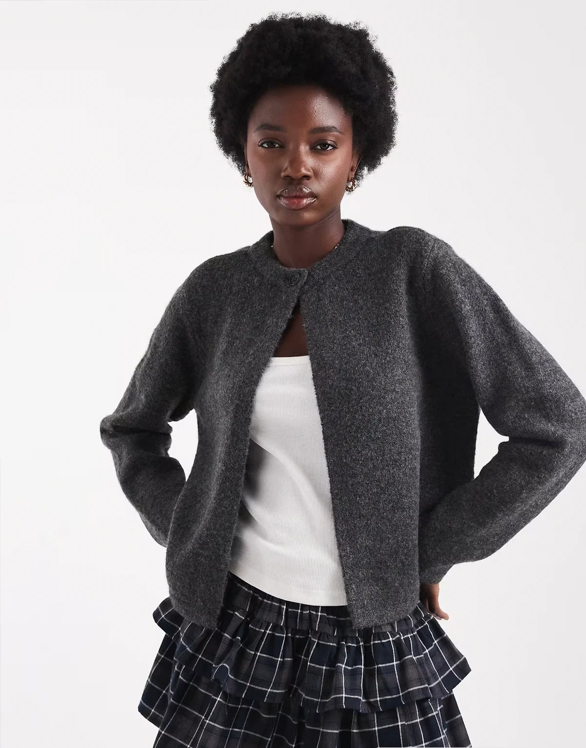 – Strickjacke in Dunkelgrau mit Rundhalsausschnitt und einem Knopf