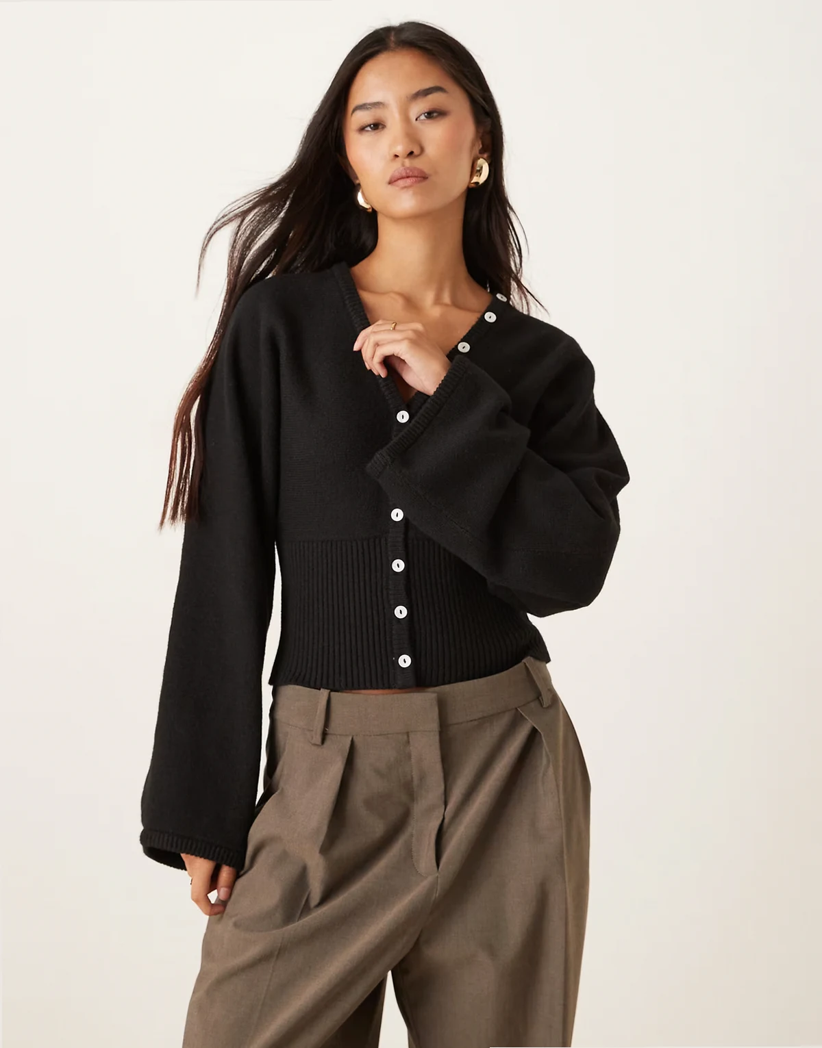 – Strickjacke in Schwarz mit figurbetonter Taille