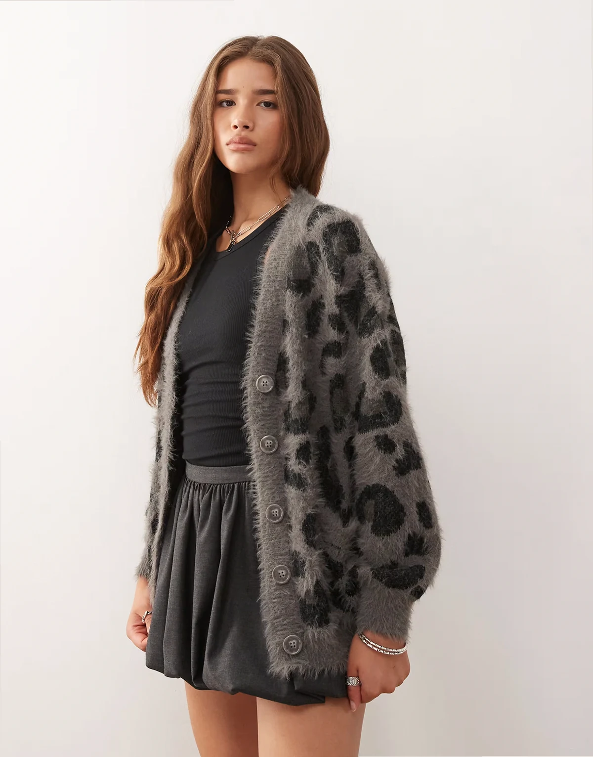 – Angeraute Strickjacke in Grau mit Leopardenmuster