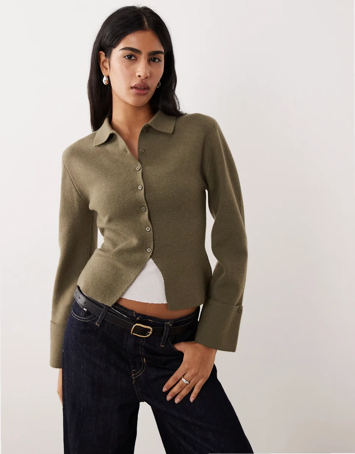 – Langärmlige, figurbetonte Strickjacke in Khaki-Grün