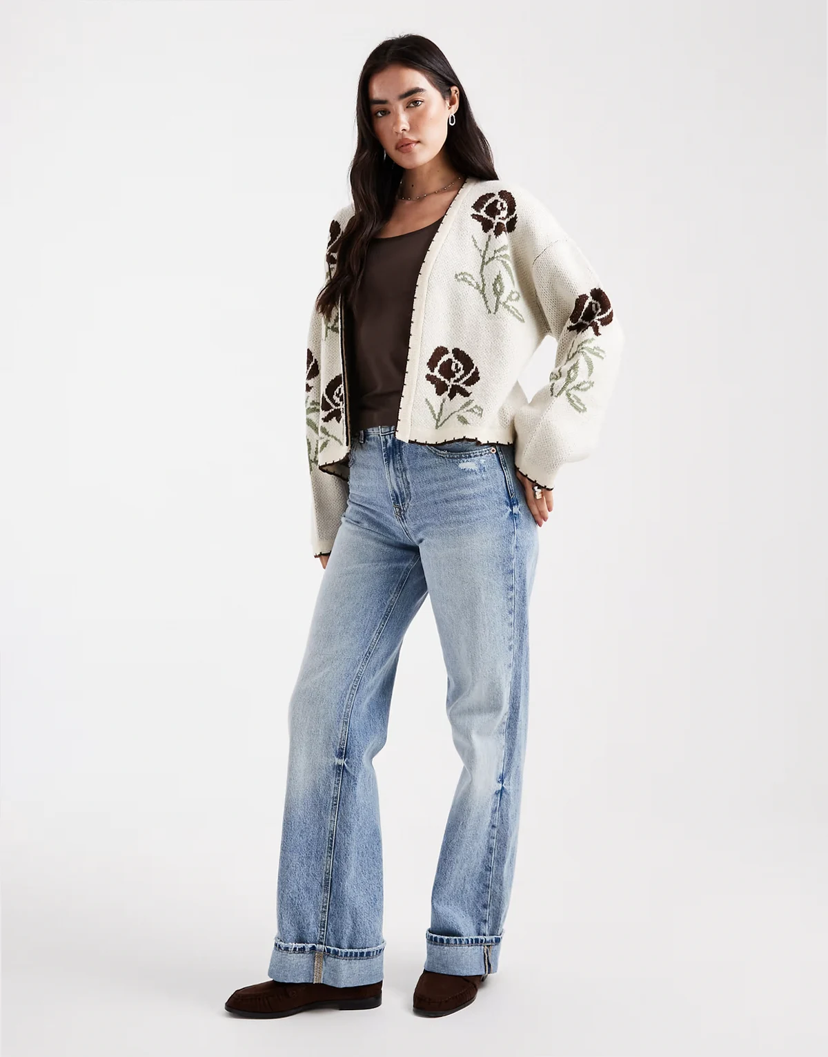 – Offene Strickjacke in Creme und Schokobraun mit Blumenmuster