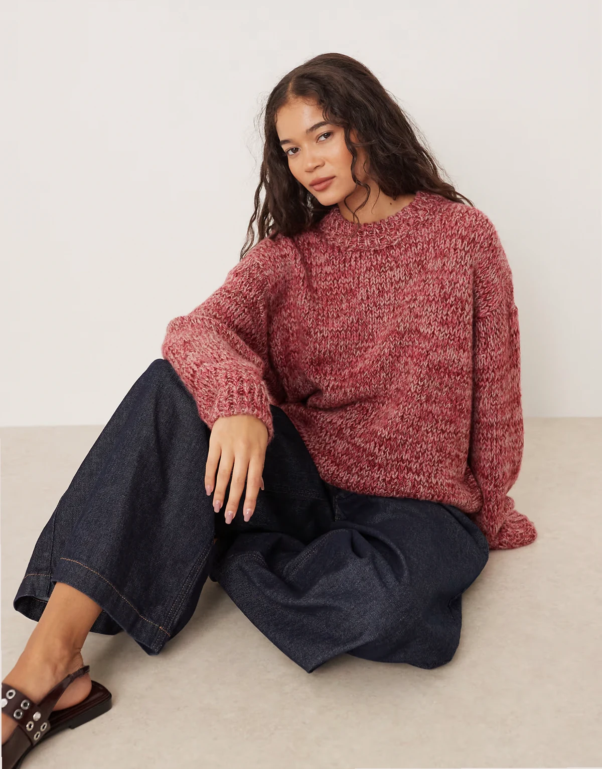 – Różowy melanżowy sweter oversize z okrągłym dekoltem