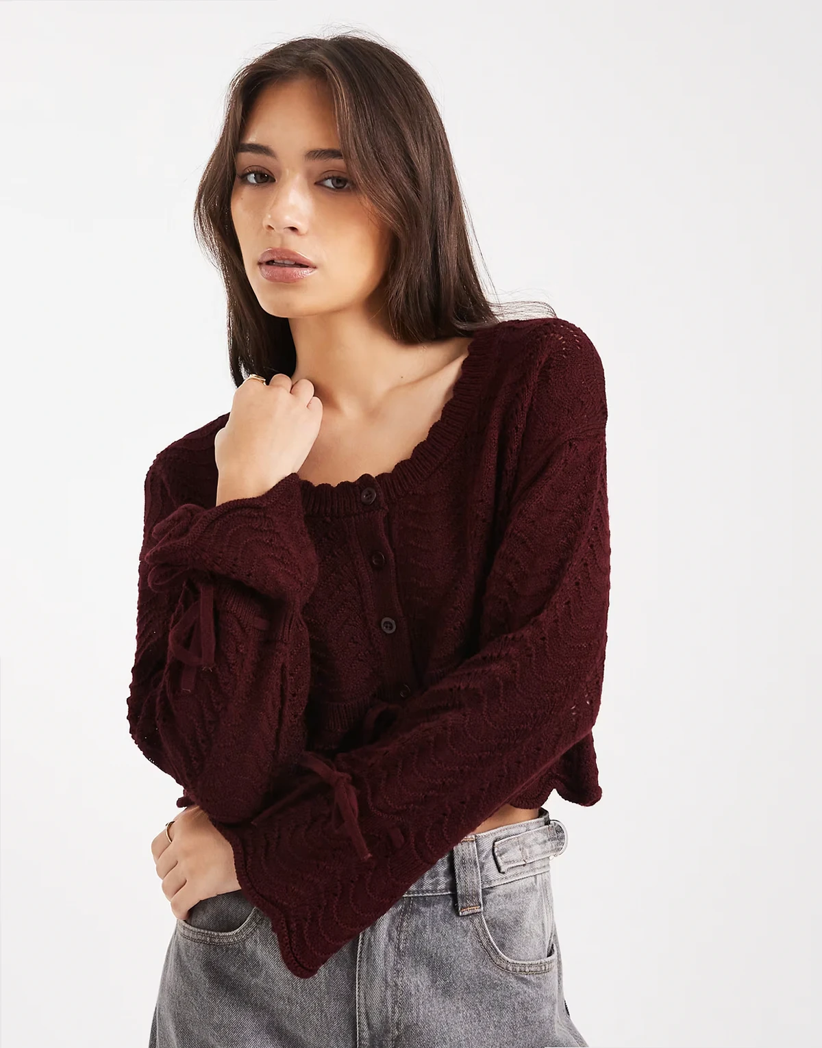 – Strickjacke in Pflaume mit Bindebändern und Schößchen