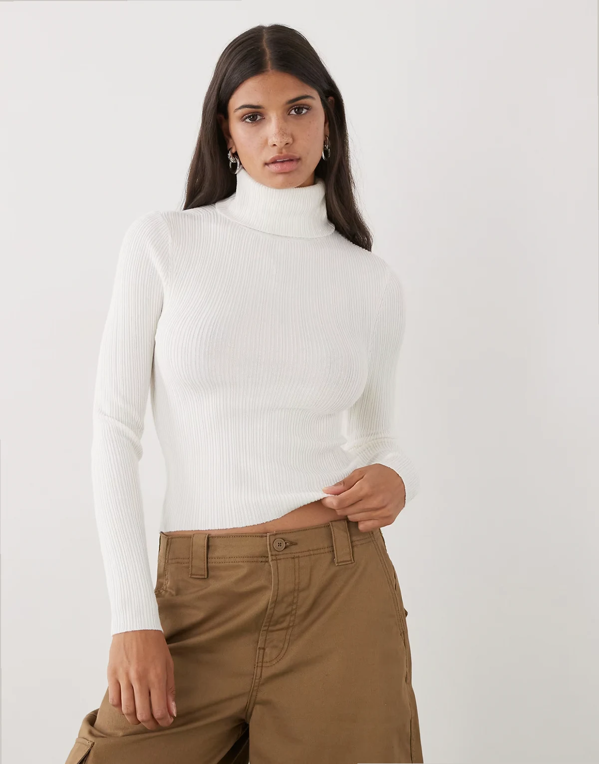– Weicher Rollkragenpullover aus Rippstrick in Ecru