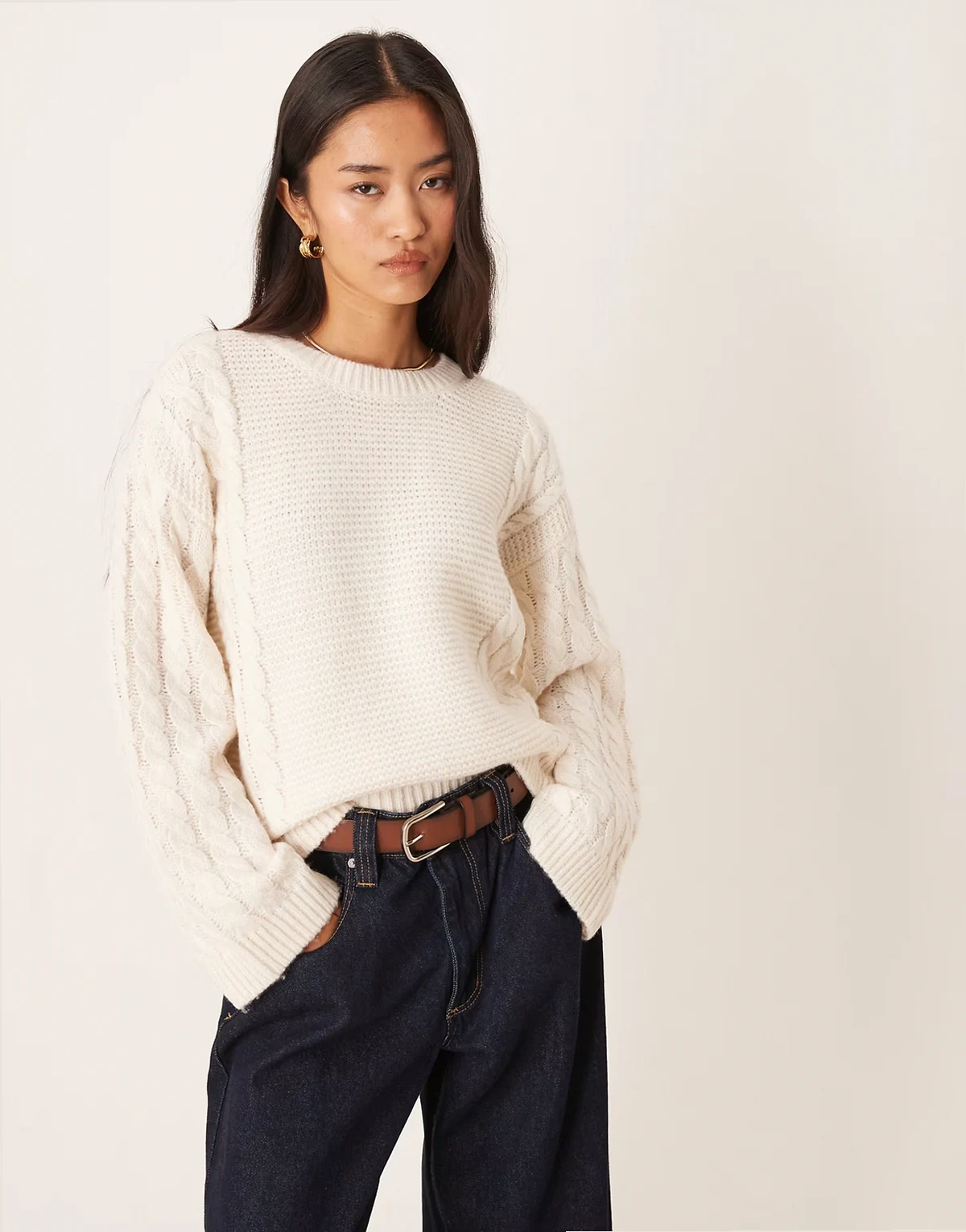 – Grobmaschiger Strickpullover mit Zopfmuster in Creme