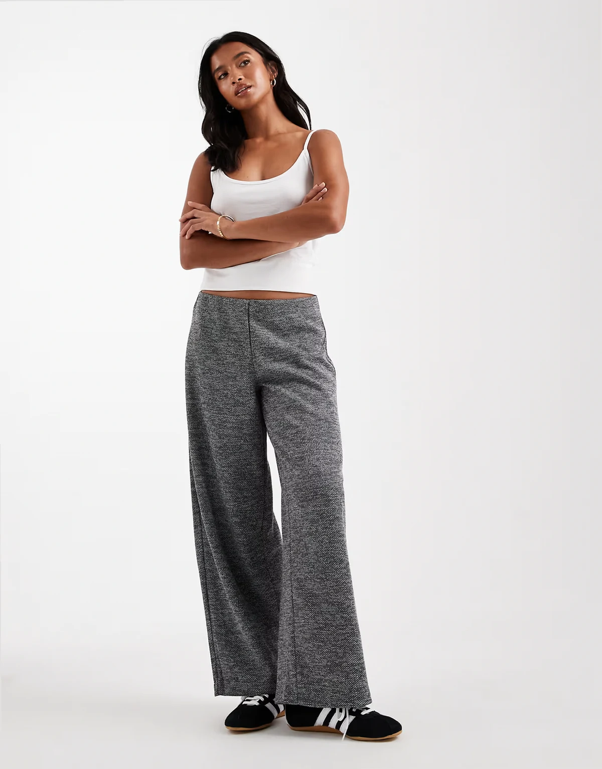 – Wciągane spodnie o luźnym kroju w czarno-białym melanżowym kolorze