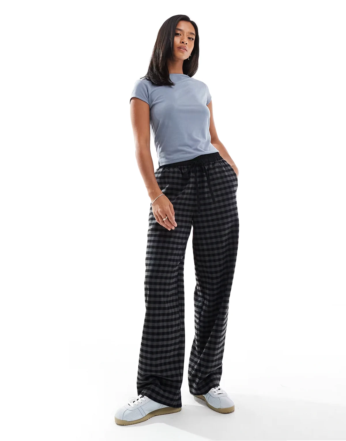 ASOS DESIGN Petite – Karierte Barrel-Schlupfhose in Schwarz und Grau mit Kordelzugbund, Kombiteil