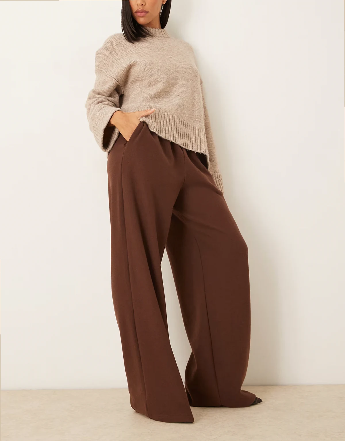 – Sehr weiche Oversize-Jogginghose in Kaffeebraun mit Barrell-Passform