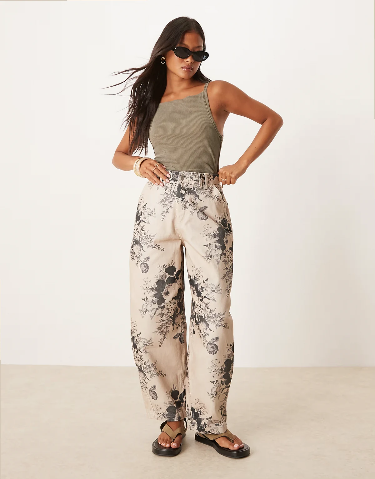 ASOS DESIGN Petite – Barrel-Leg-Hose in Taupe mit Blumenmuster