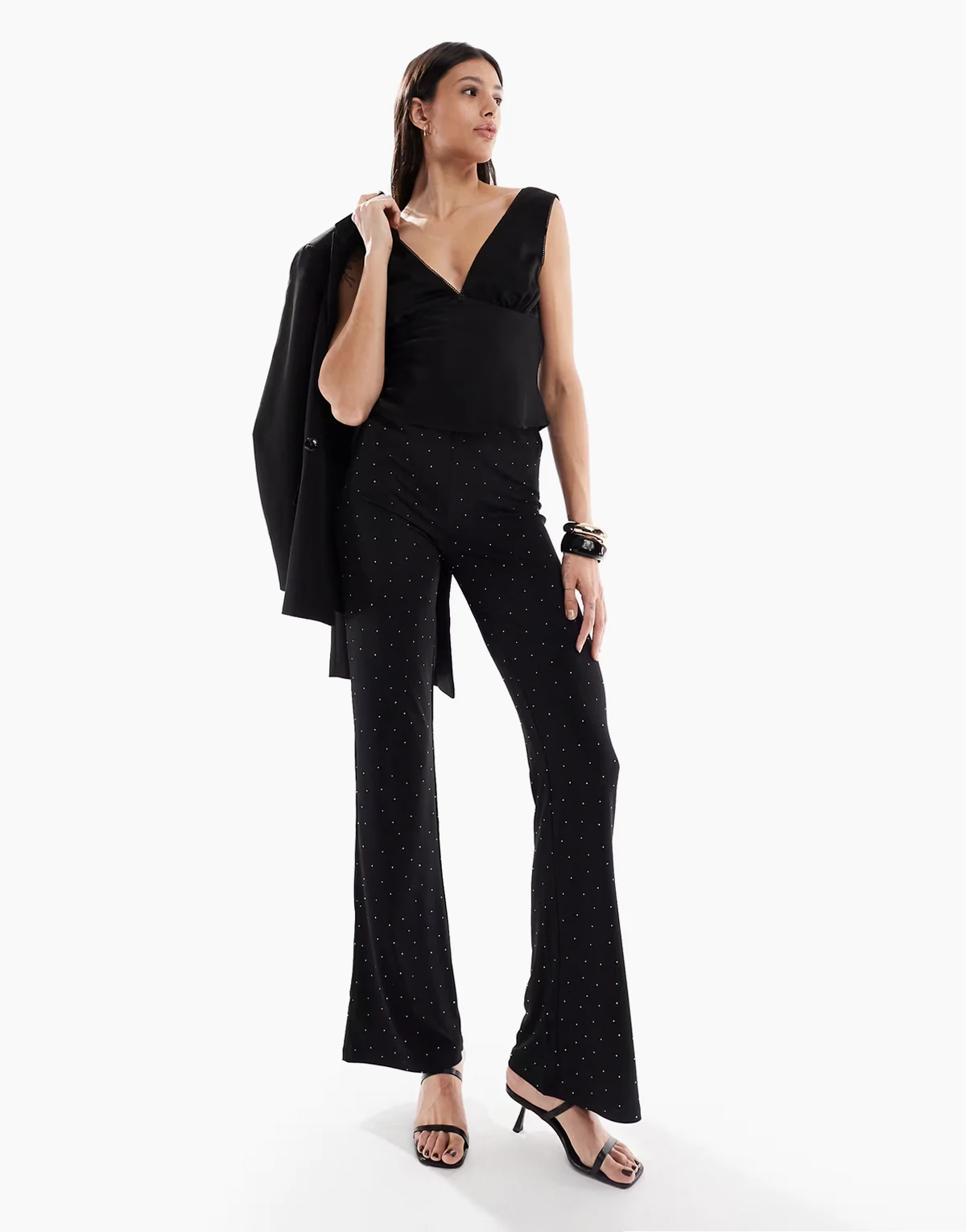 – Czarne spodnie z rozszerzanymi nogawkami ze strasami