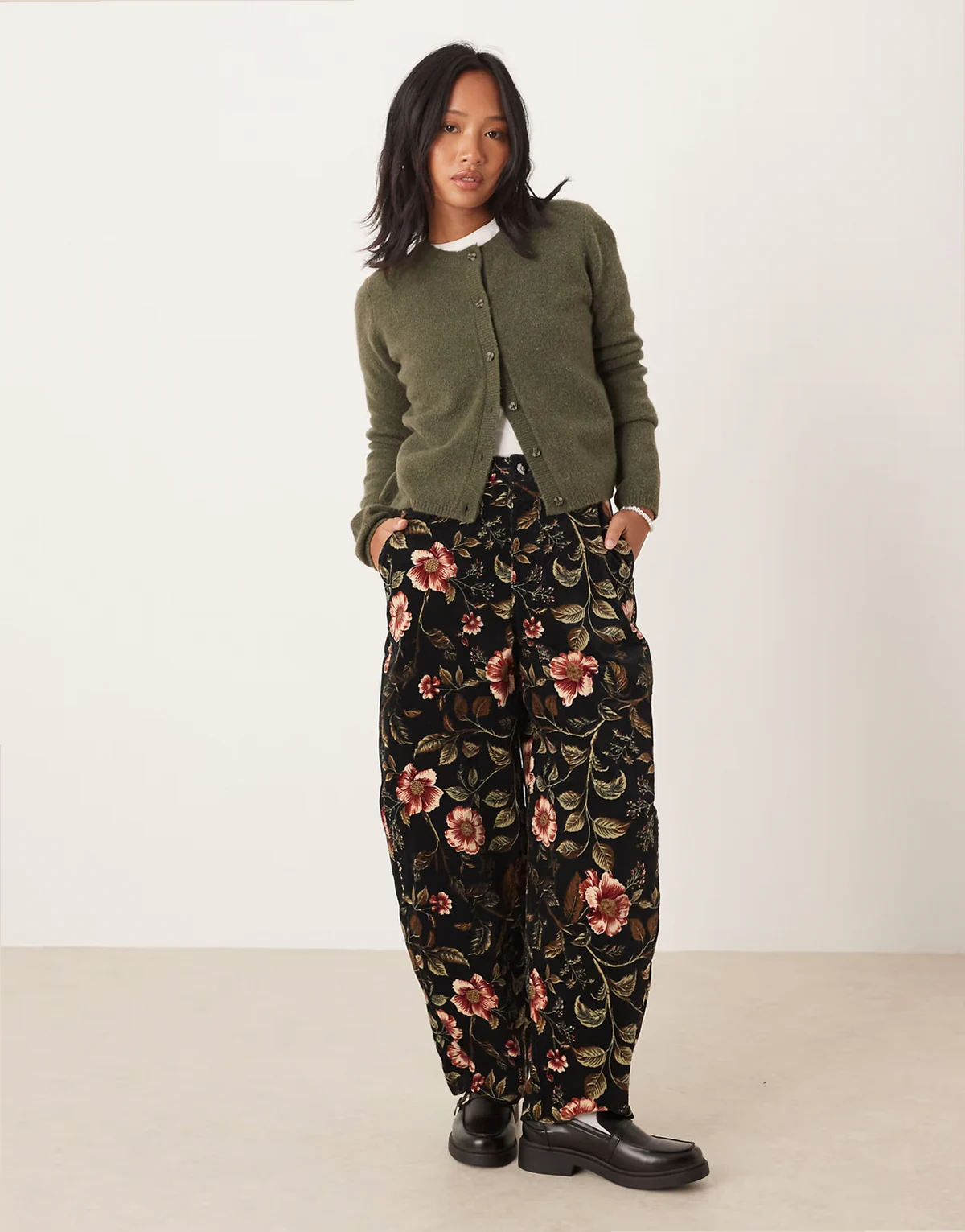 ASOS DESIGN Petite – Hose aus Cord mit Blumenmuster und Barrel-Leg-Beinschnitt