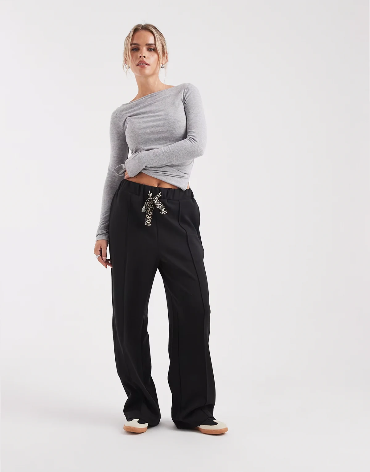 – Hose in Schwarz mit Schleifendetail und Leopardenmuster