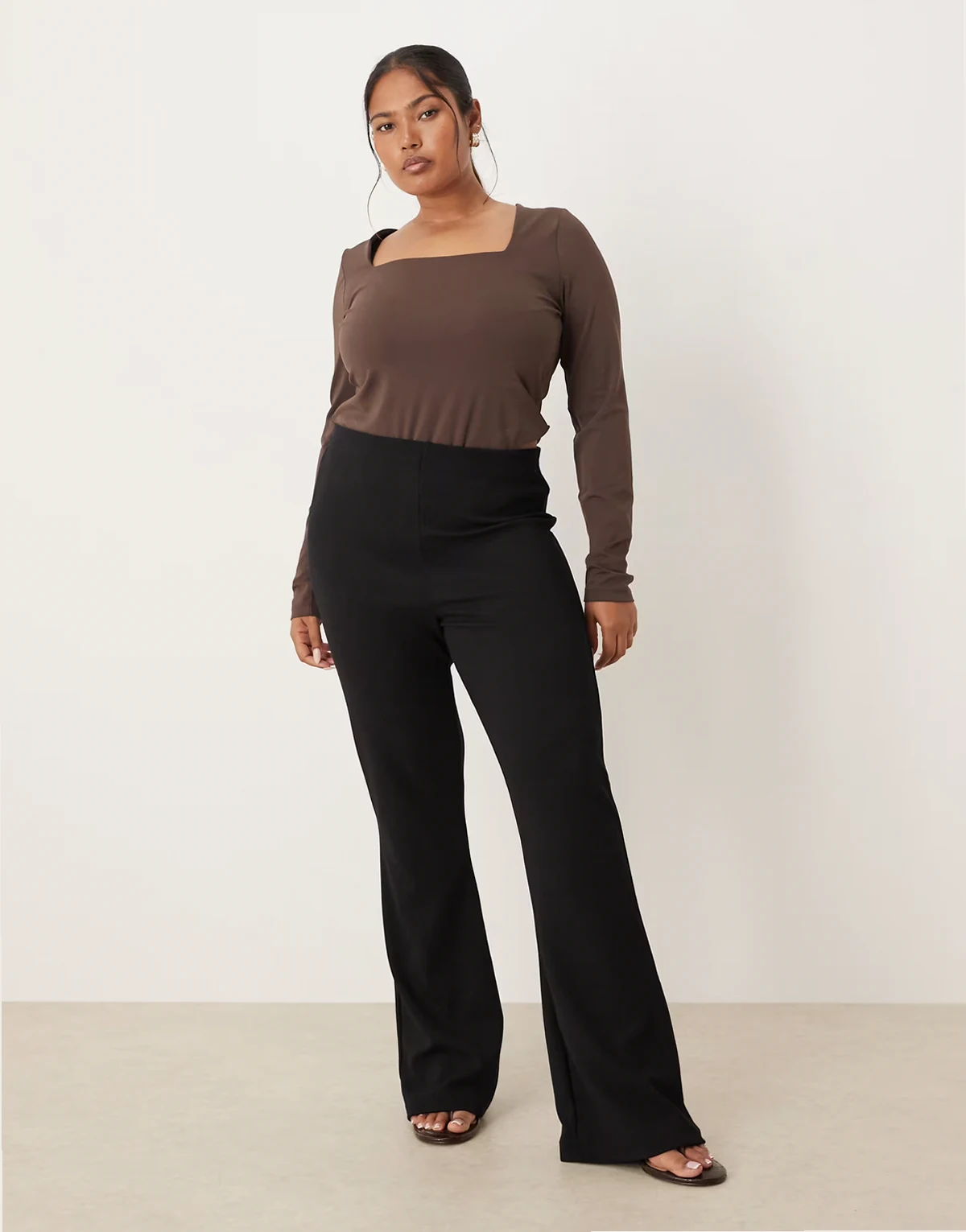ASOS DESIGN Curve – Czarne prążkowane grube spodnie z rozszerzanymi nogawkami