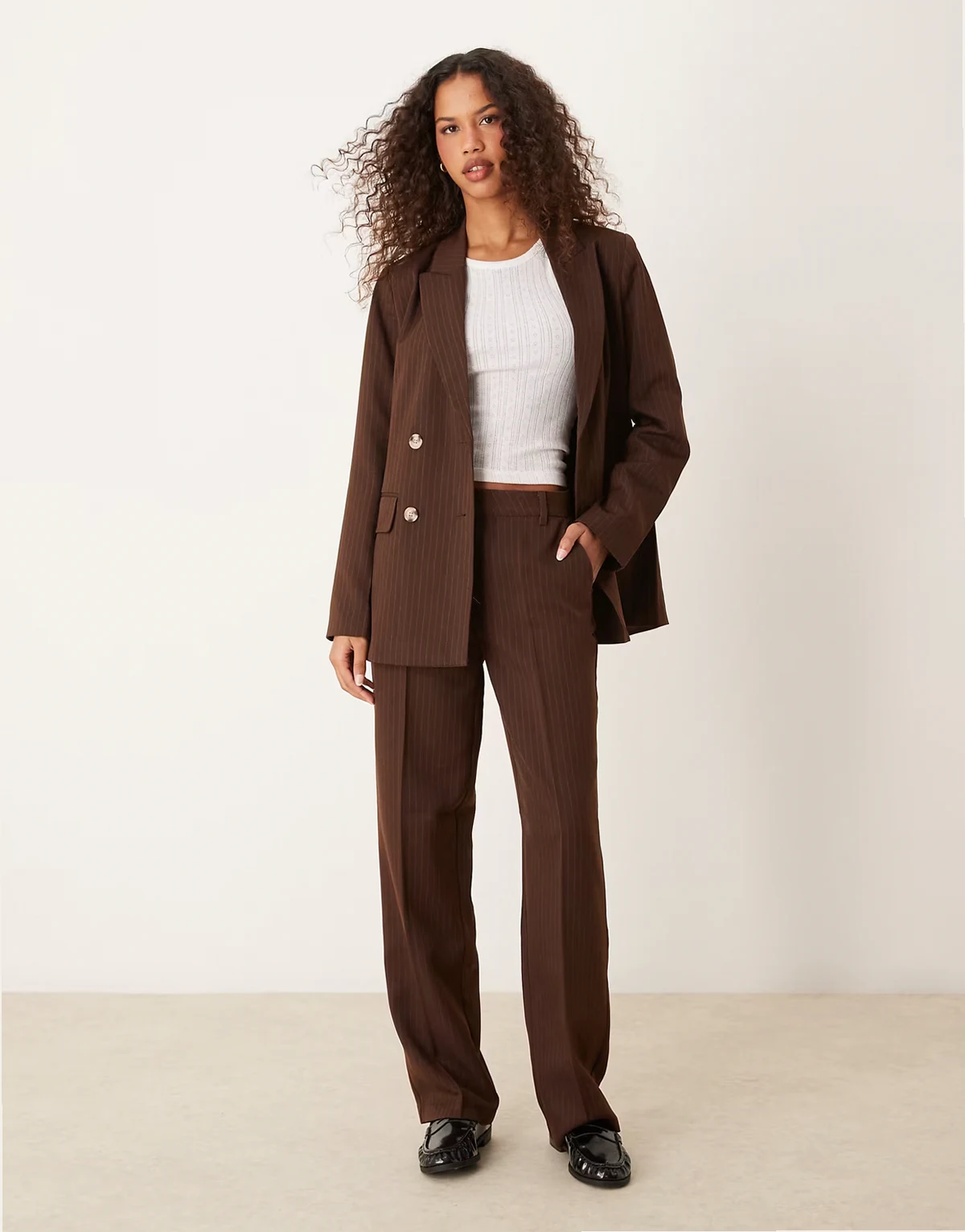 – Mix and Match – Elegante Hose in Braun mit Nadelstreifen mit weitem Bein
