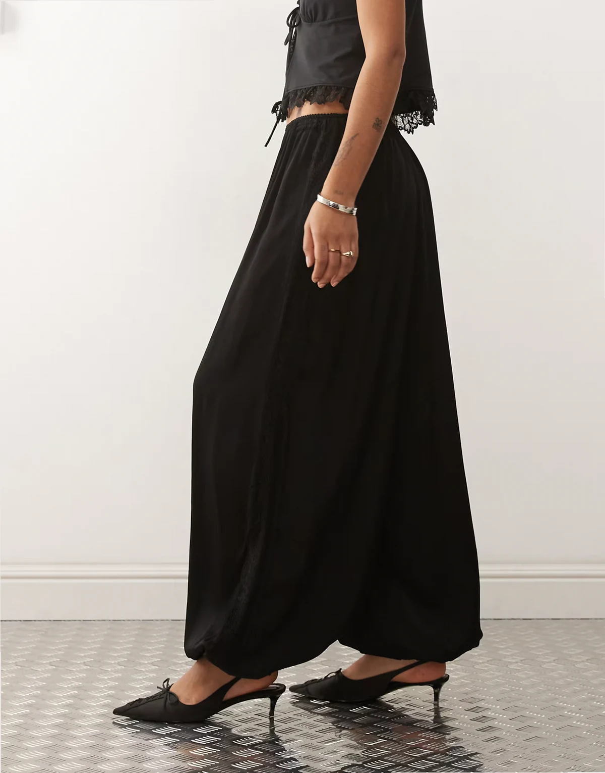 – Satin-Ballonhose in Schwarz mit seitlicher Spitzenborte