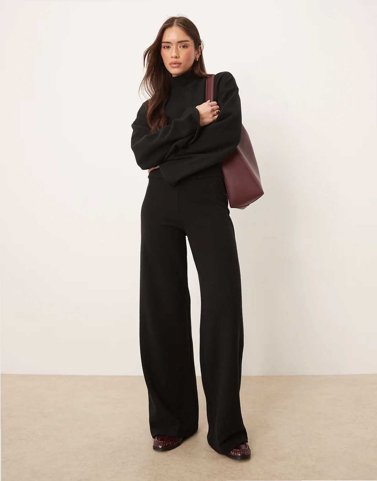 – Superweiche Hose in Schwarz mit weitem Bein und mittelhohem Bund, Kombiteil