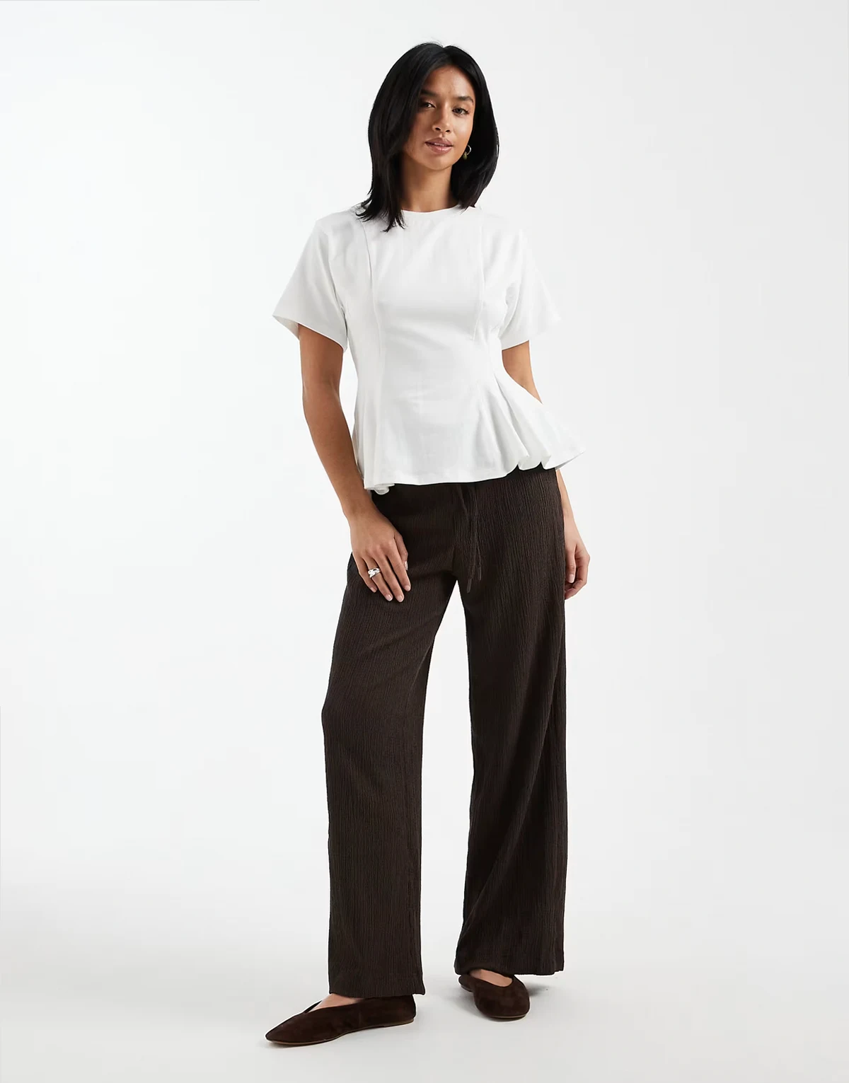 – Brązowe plisowane spodnie z szerokimi nogawkami