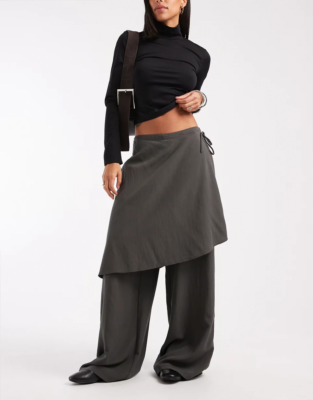 – Gerade geschnittene Hose in Anthrazit mit Rockdetail