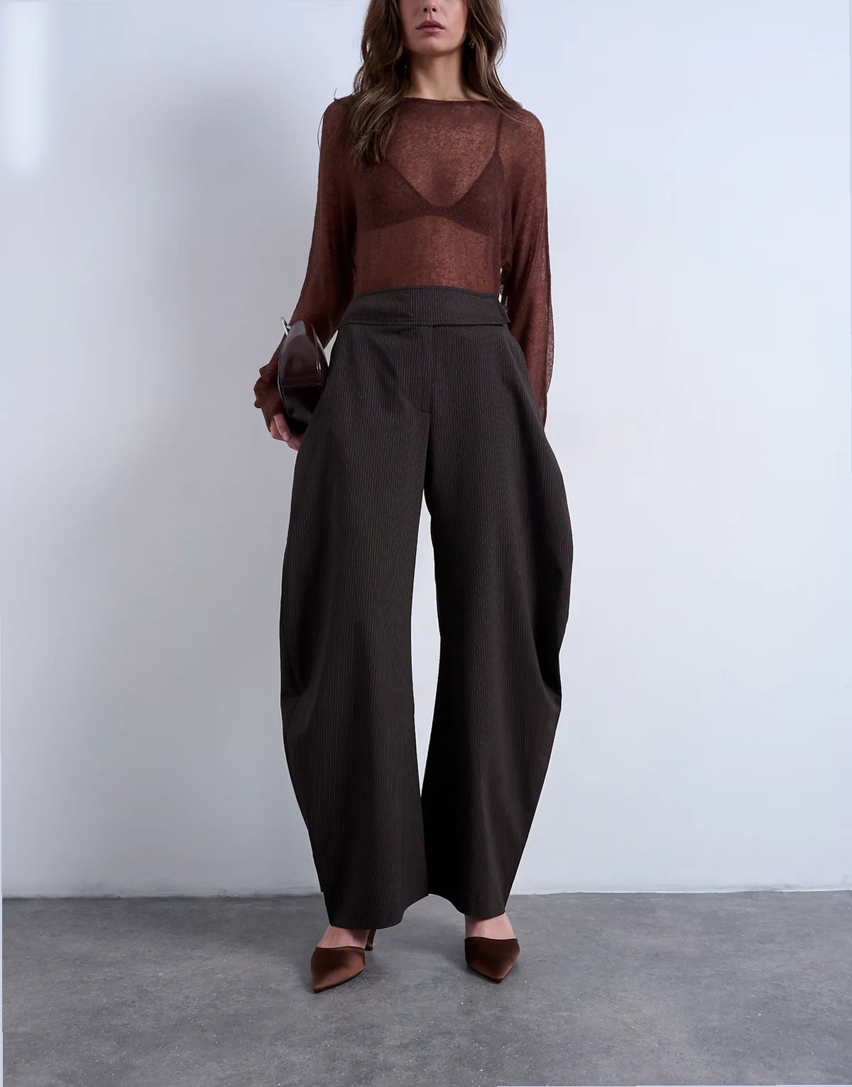 – Elegante gestreifte Hose mit abgerundetem Beinschnitt in Braun
