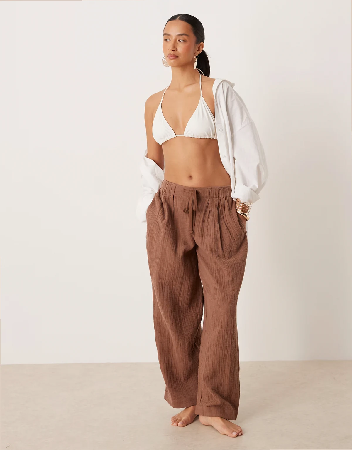 ASOS DESIGN – Petite – Callie – Strandhose aus Musselinstoff in Mokka mit Ballon-Schnitt