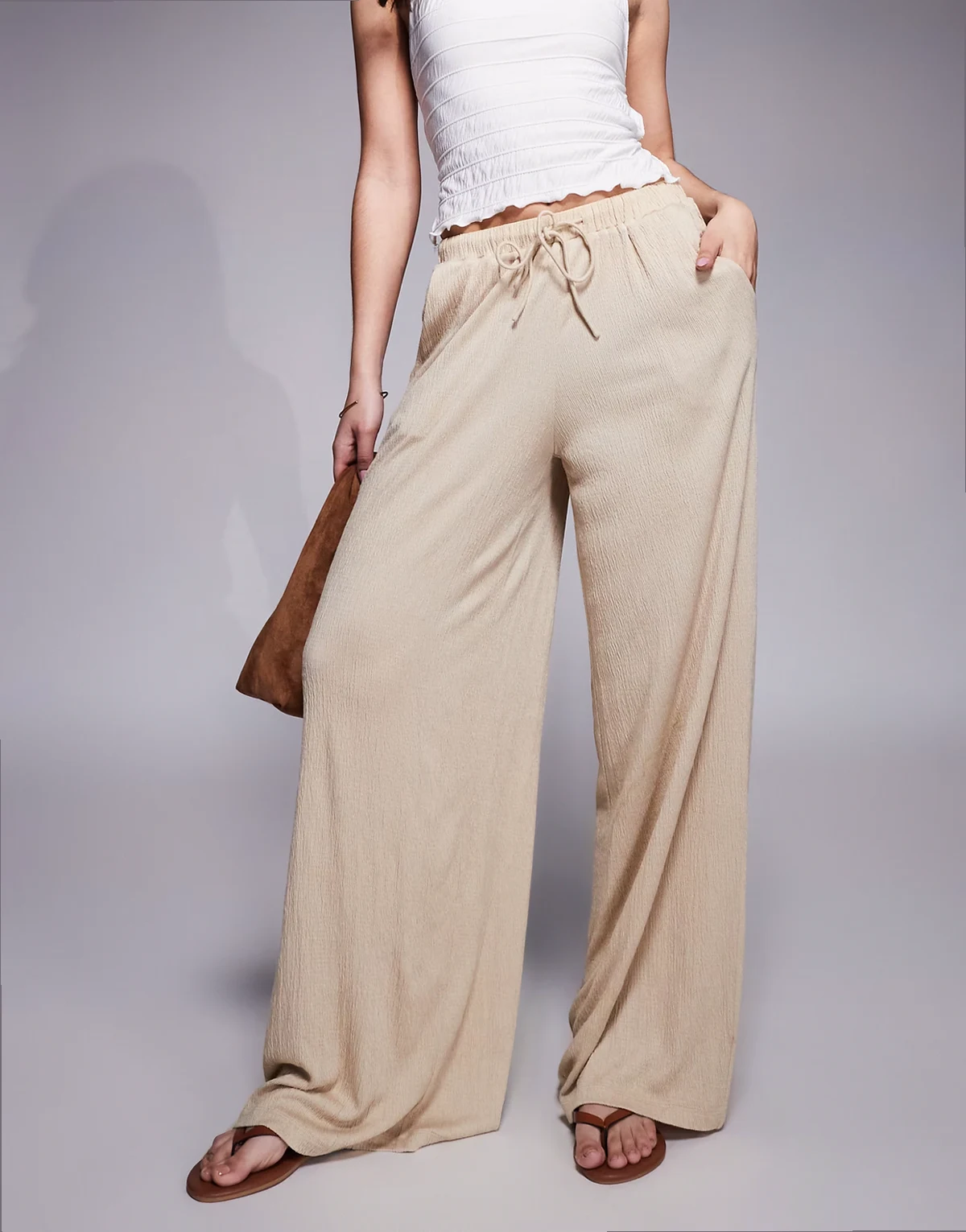 – Hose in Steinbeige mit Knitterstruktur, weitem Bein und Kordelzugbund, Kombiteil