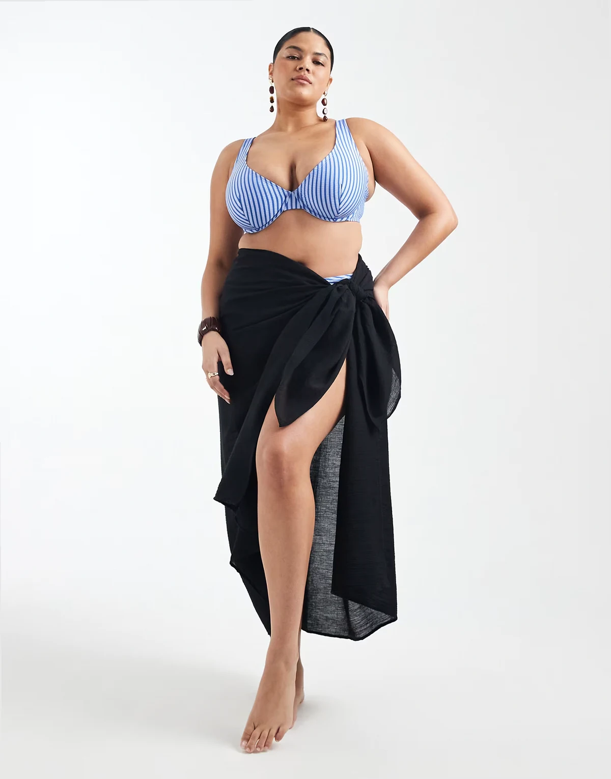 ASOS DESIGN Curve – Langer Strand-Sarong aus Baumwolle in Schwarz mit Knitterstruktur