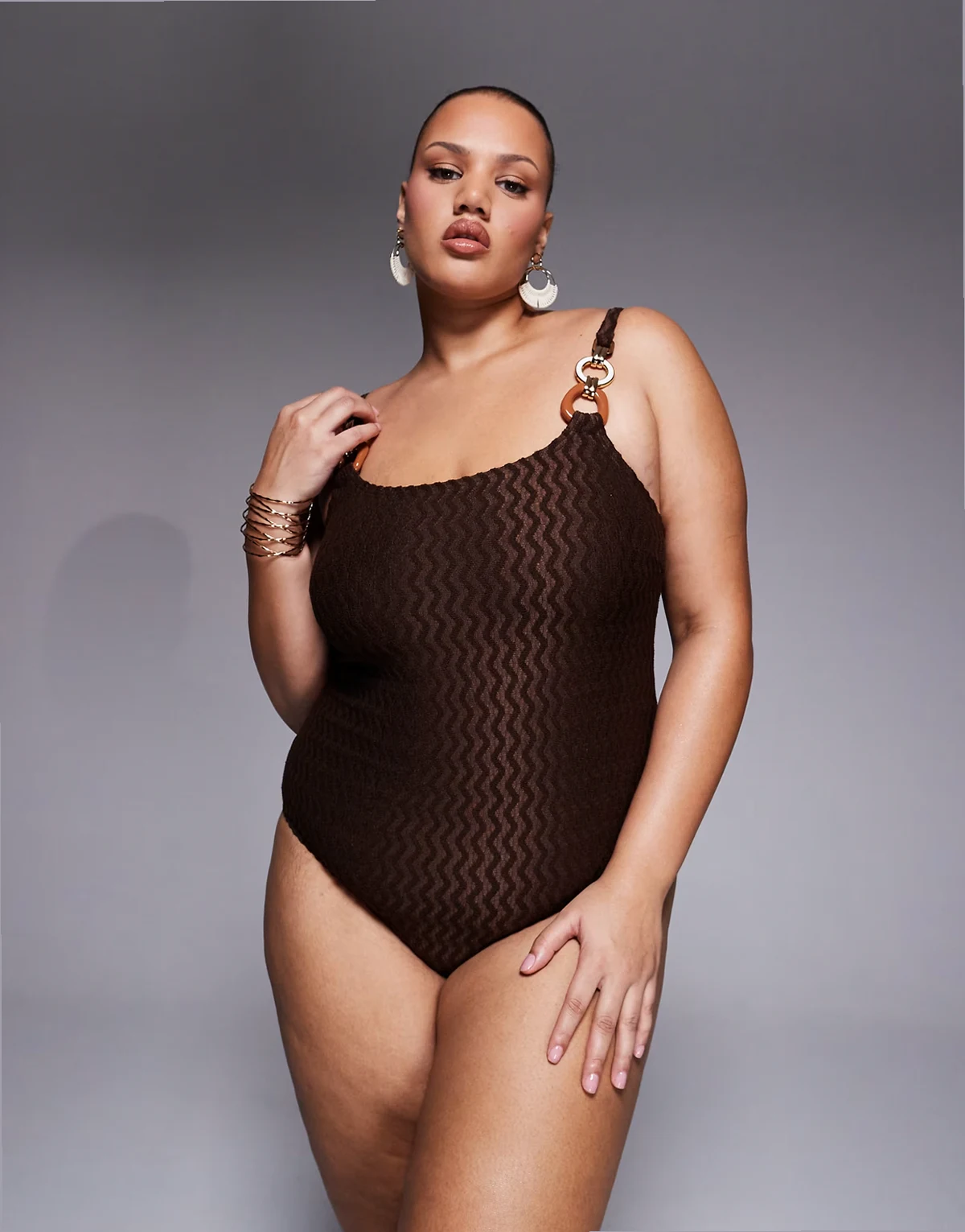 – Badeanzug in Braun mit Perlendetail und Knitterstruktur