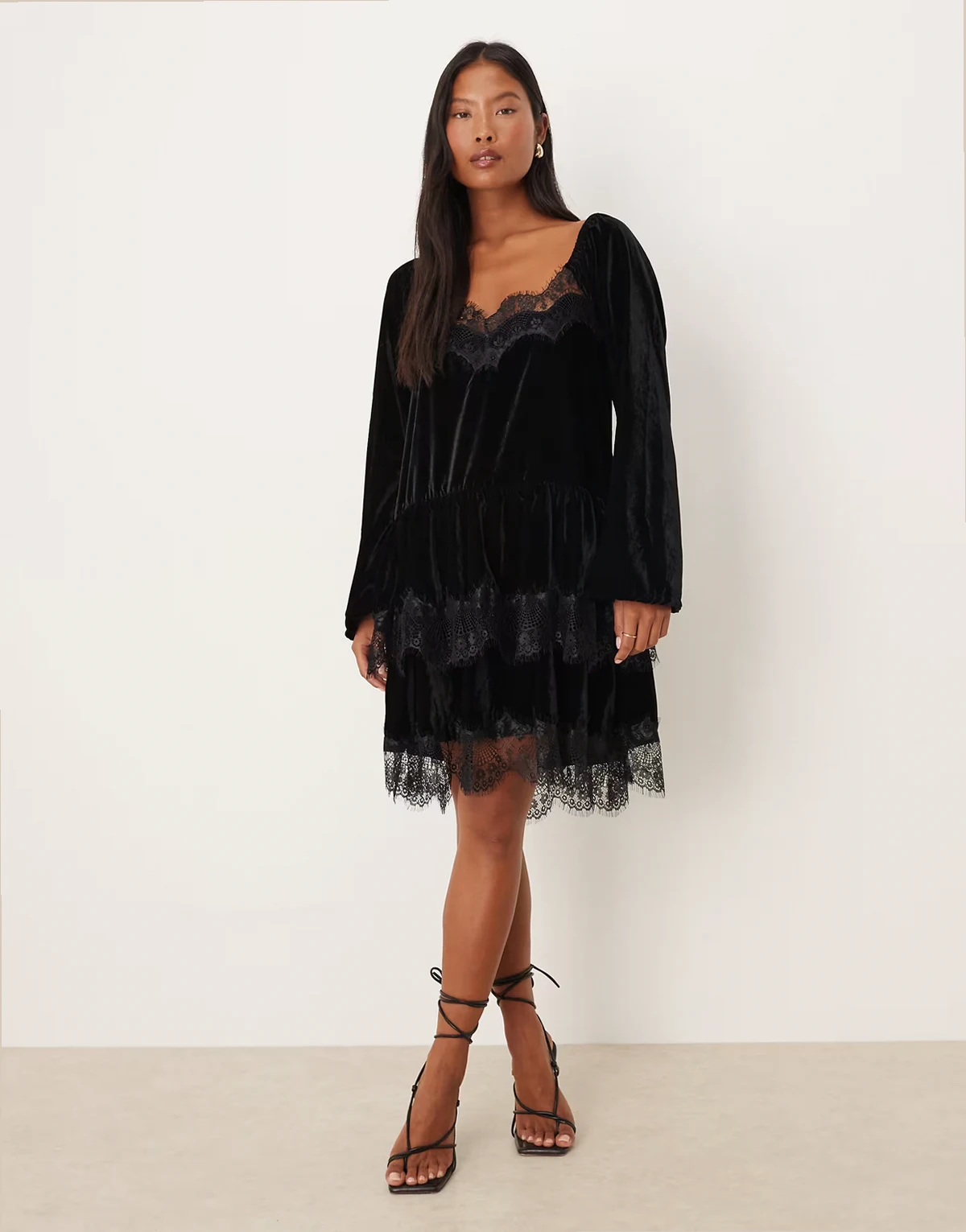 ASOS DESIGN Petite – Langärmliges Samt-Minikleid in Schwarz mit Herzausschnitt