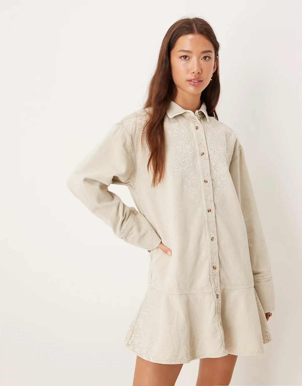 – Kurzes Hemdblusenkleid aus Cord in Steinbeige mit Schößchensaum