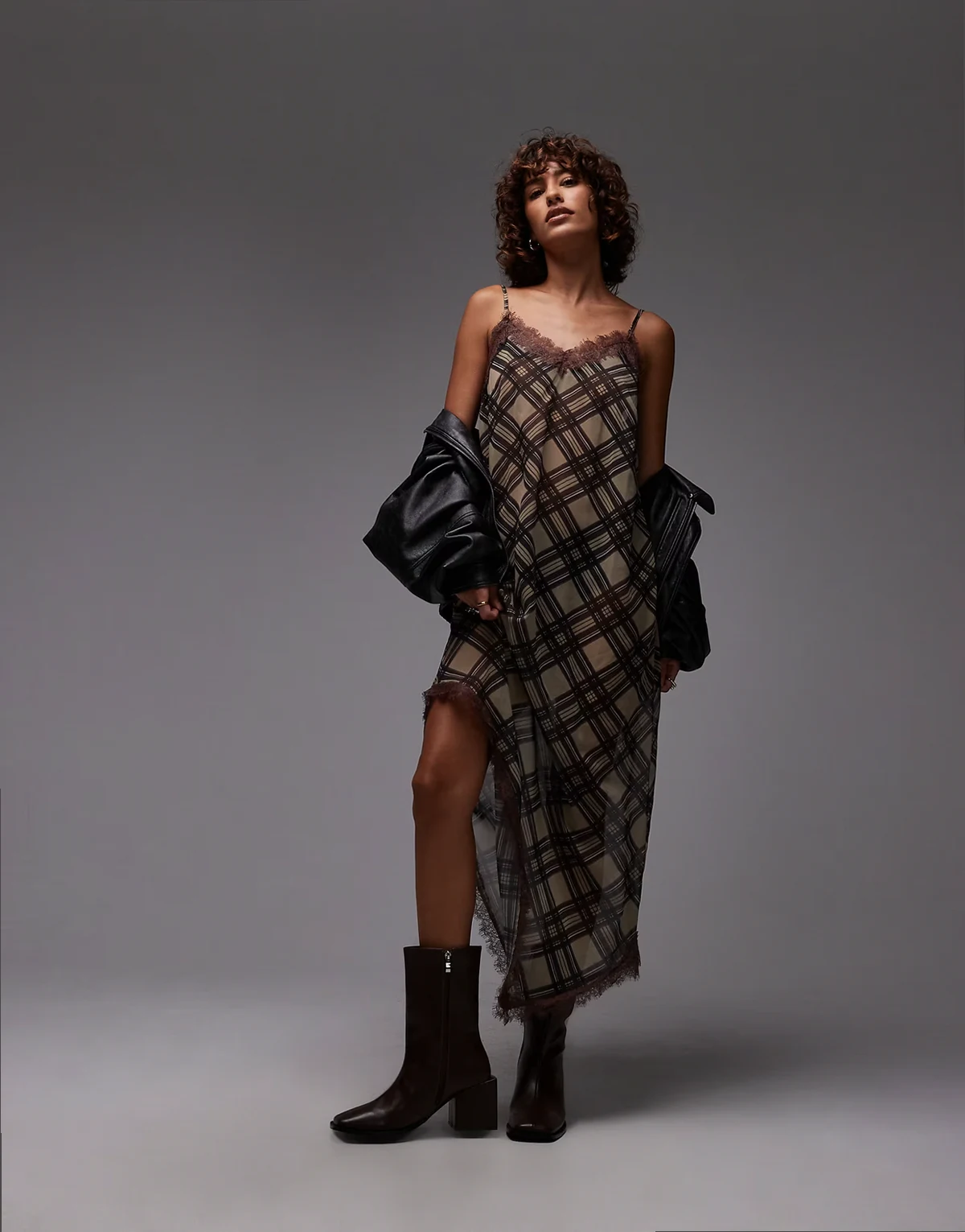 – Transparentes, kariertes Layering-Midikleid in Schokobraun mit asymmetrischem Saum