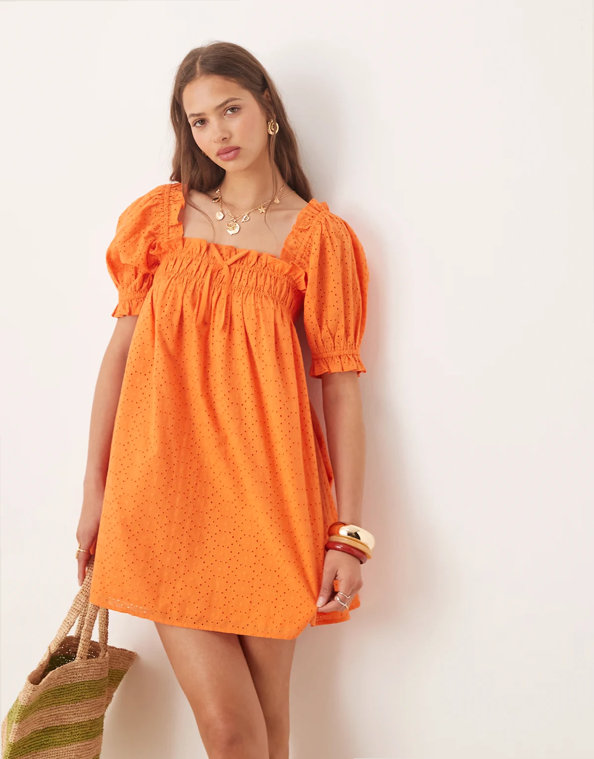 – Gesmoktes Kleid in Orange mit Lochmuster