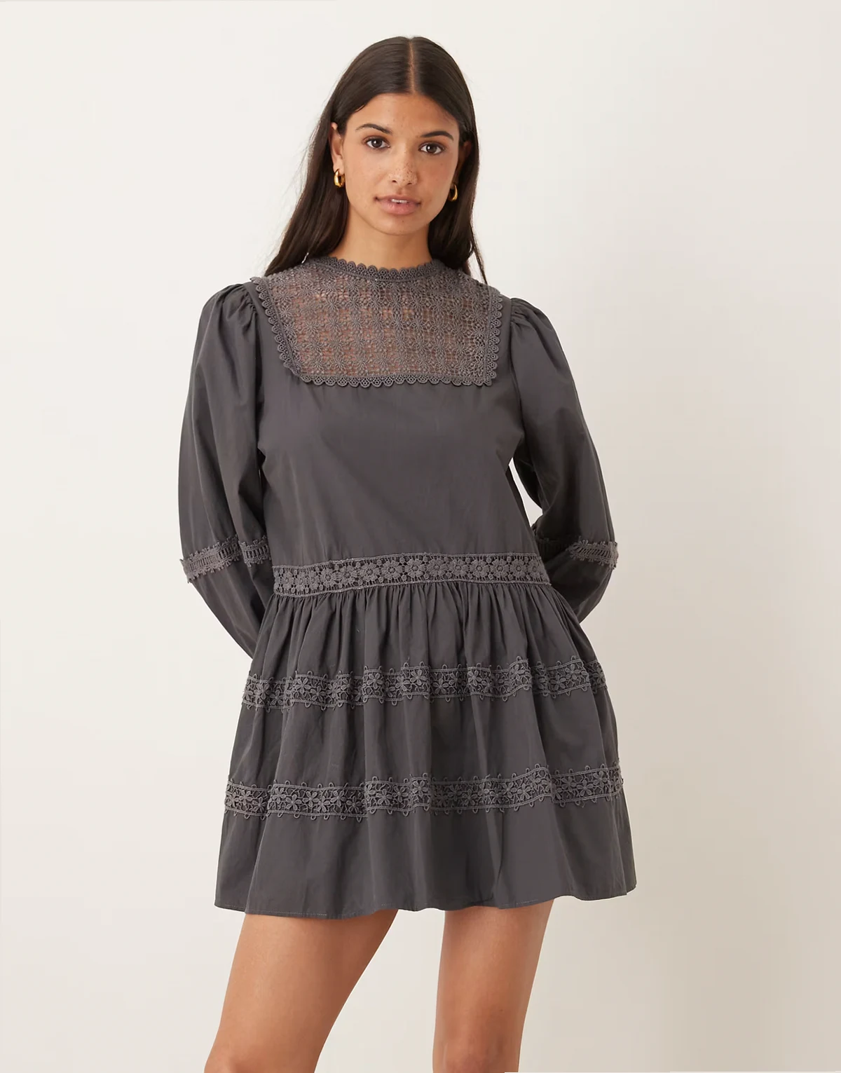 – Mini-Hängerkleid mit Spitzeneinsätzen und voluminösen Ärmeln