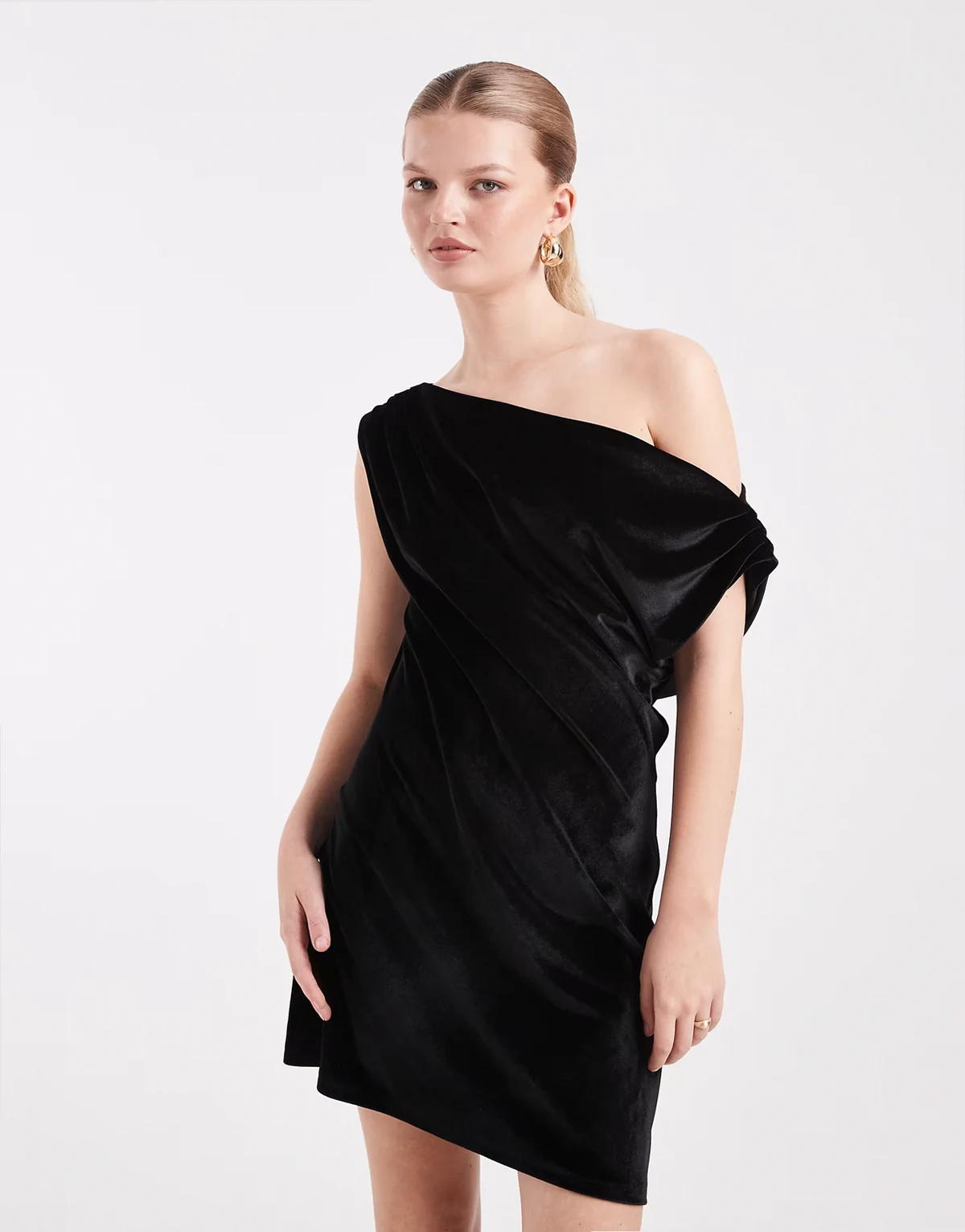 – Drapiertes Samt-Minikleid in Schwarz mit One-Shoulder-Design