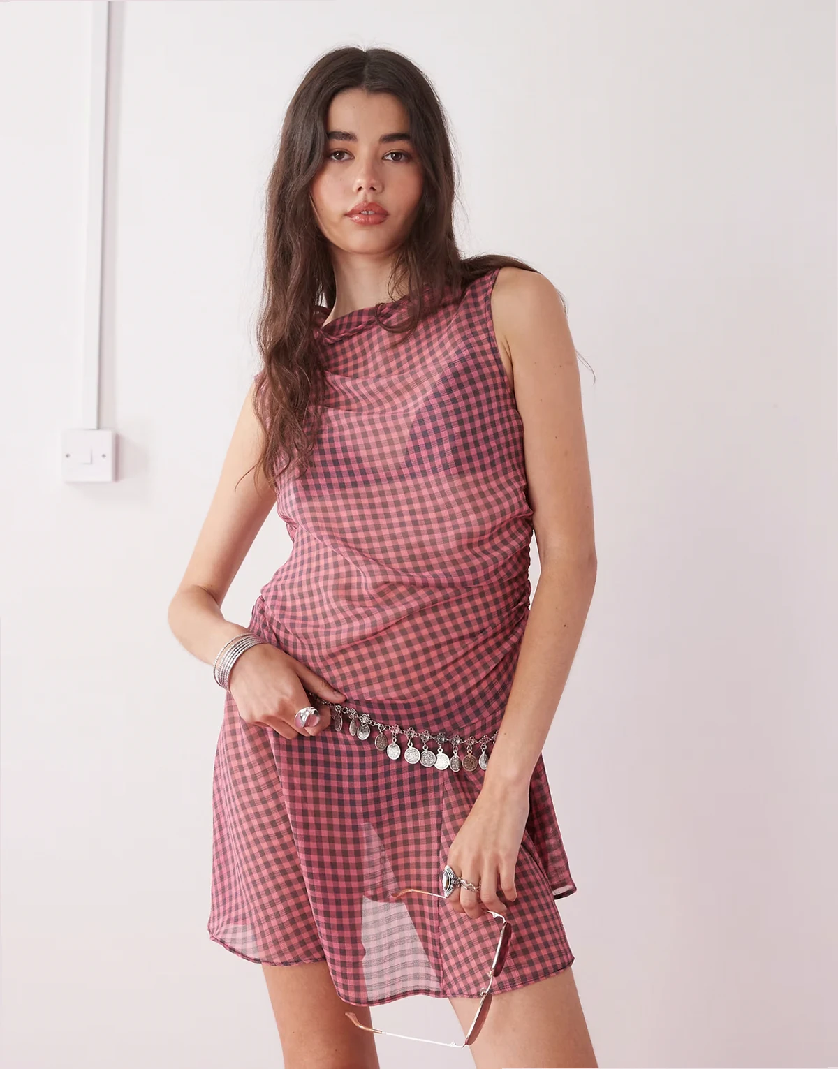 – Transparentes Minikleid in Rosa und Schwarz mit Acid-Waschung und Vichy-Karos