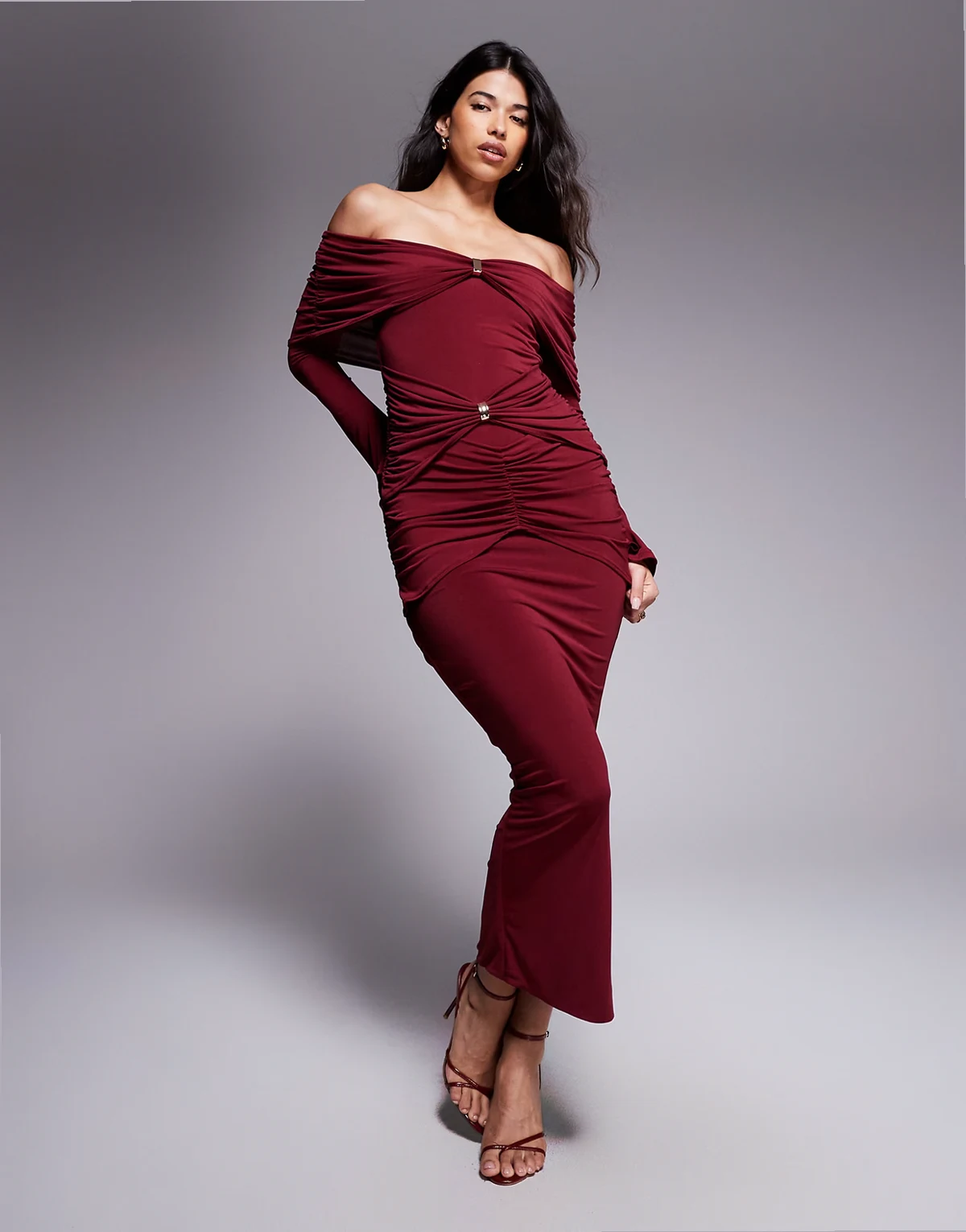 – Bordowa sukienka maxi bodycon o dopasowanym kroju z odsłoniętymi ramionami, marszczeniami i ozdobnymi detalami w kolorze złotym