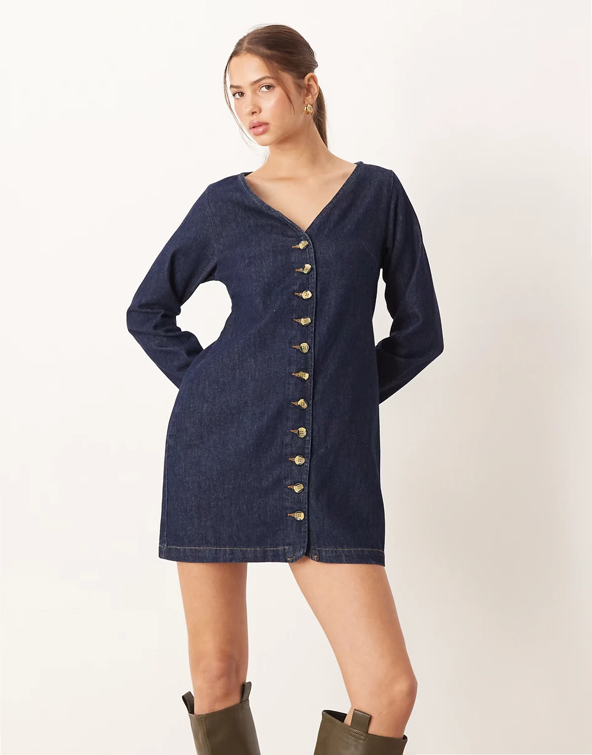 – Mini-Jeanskleid in Rinse mit V-Ausschnitt und Taschendetail