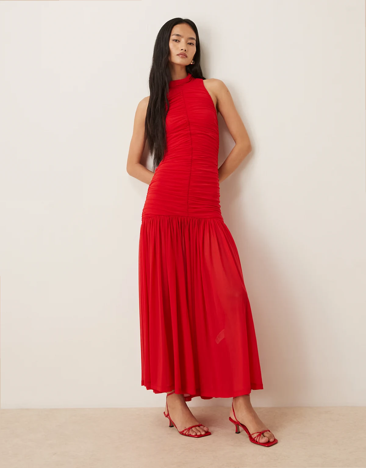 – Orlana – Ärmelloses, gerafftes Netzstoff-Maxikleid in Rot mit Ringerrücken und tiefer Taille