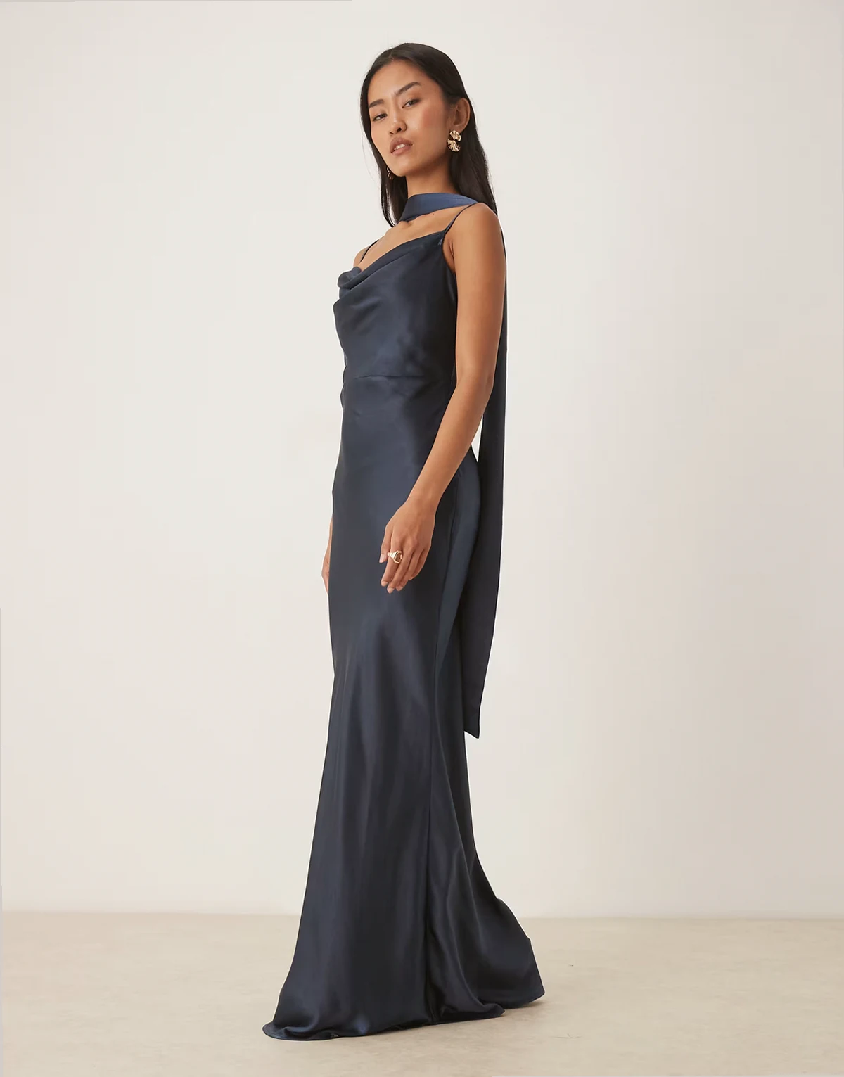 Bridesmaid – Keisha – Granatowa satynowa sukienka maxi z drapowanym dekoltem i szalem