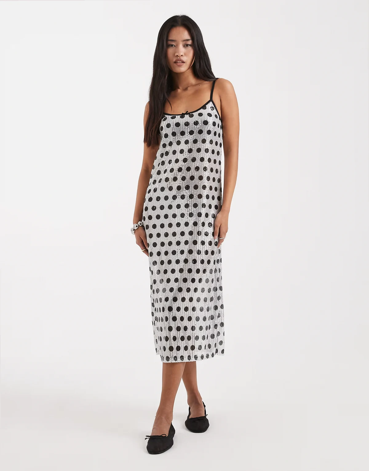 – Transparentes Pailletten-Trägerkleid in ungewöhnlicher Länge mit Polka Dots