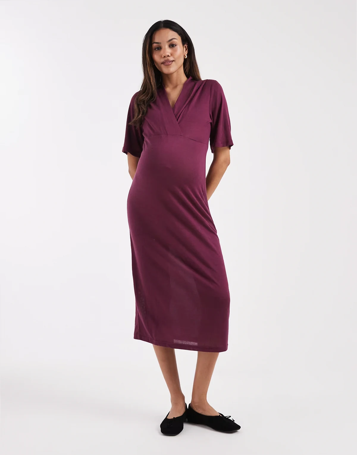 Mamalicious Maternity – Kurzärmliges Umstands-Midikleid aus Jersey in Burgunderrot mit Wickeldesign vorne, Umstandsmode