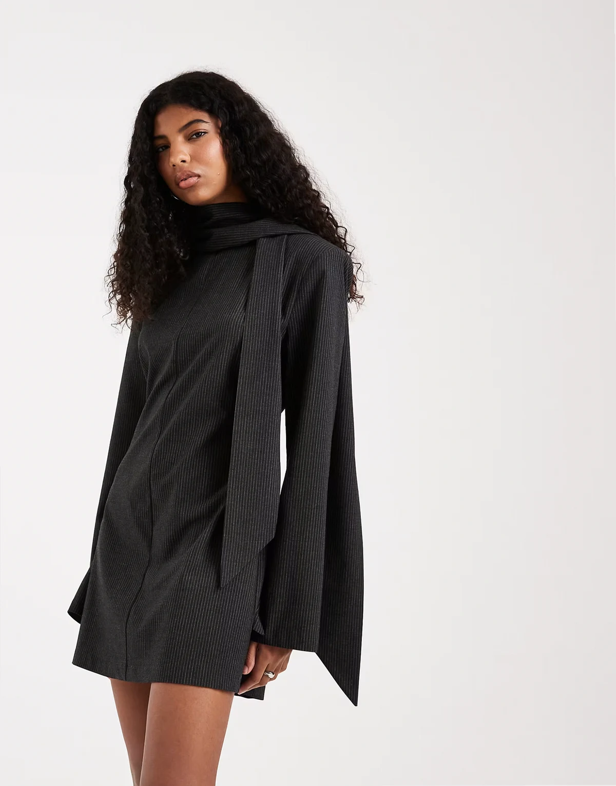 – Elegantes Minikleid in Grau gestreift mit Schaldetail