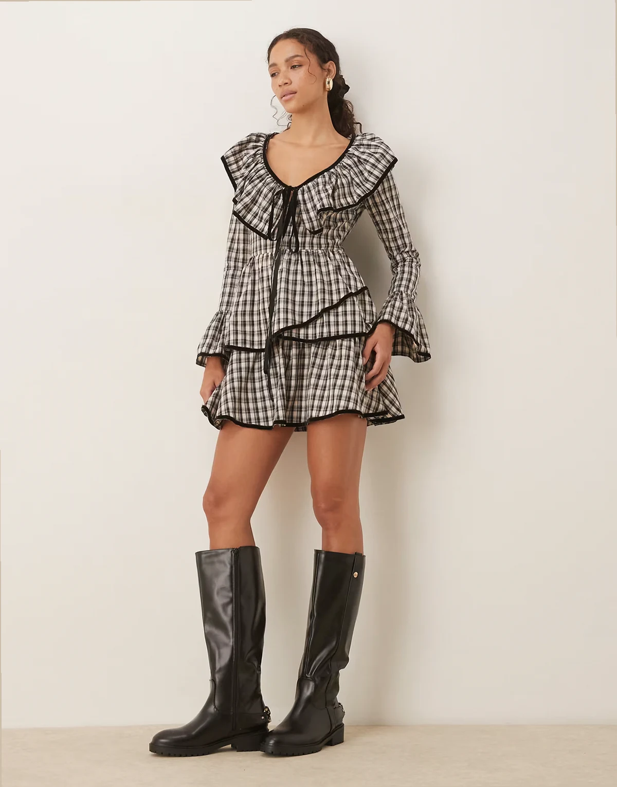 – Kariertes Mini-Hängerkleid mit V-Ausschnitt, Schnürung am Ausschnitt und Samt-Besatz